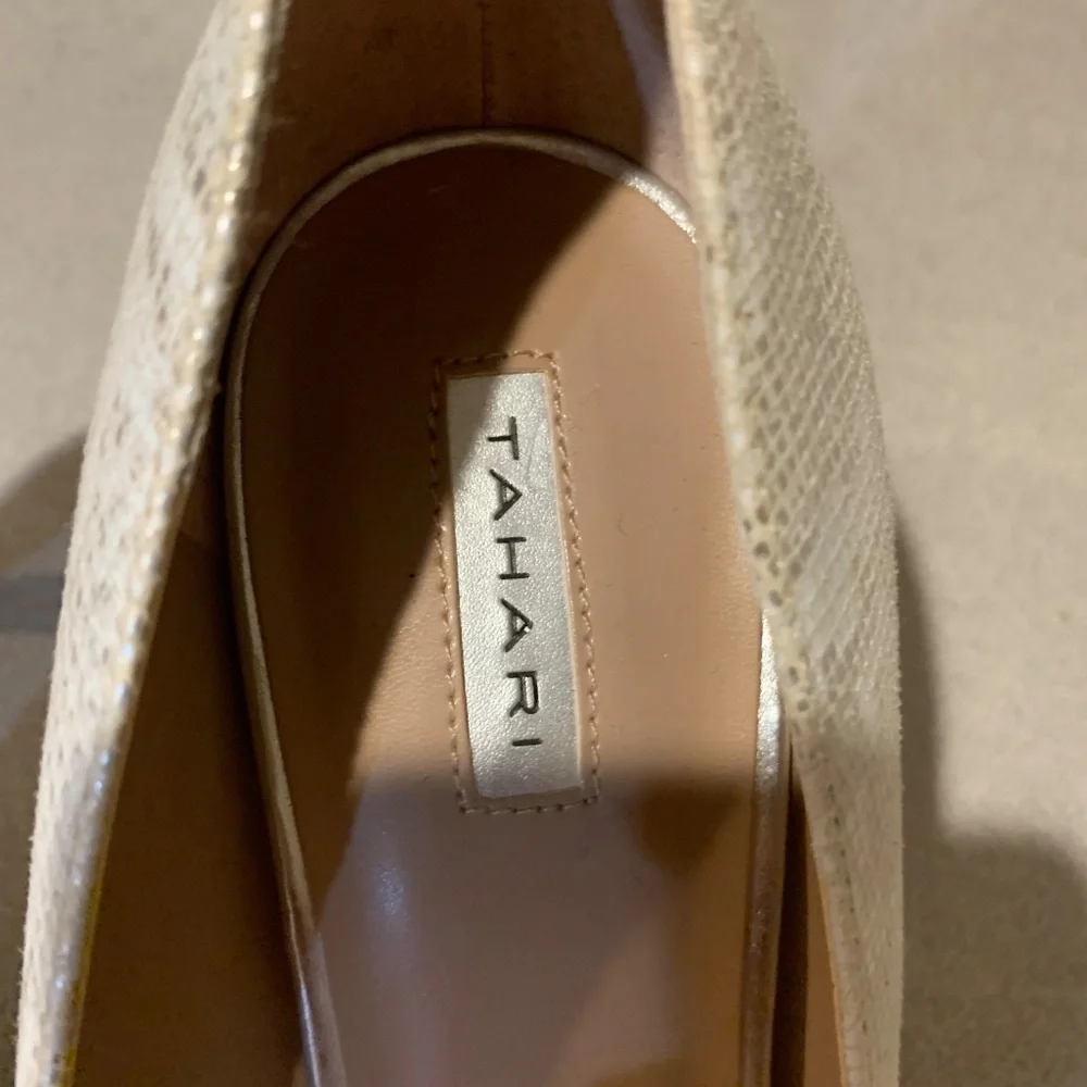 NWOB Tahari Regal White/Silver Snakeprint Platform Pumps sz 8.5 M